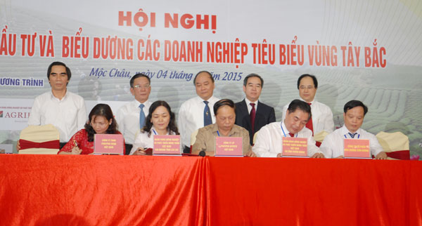 Phó Thủ tướng Nguyễn Xuân Phúc, Thống đốc NHNN Nguyễn Văn Bình và Lãnh đạo các Bộ, ngành, địa phương chứng kiến Lễ ký các hợp đồng tài trợ vốn giữa ngân hàng và doanh nghiệp