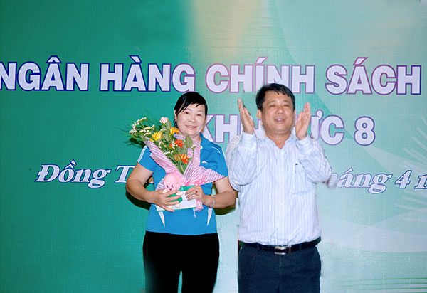 Phó Tổng giám đốc Nguyễn Văn Lý chúc mừng vận động viên cao tuổi nhất tham gia Hội thao khu vực VIII