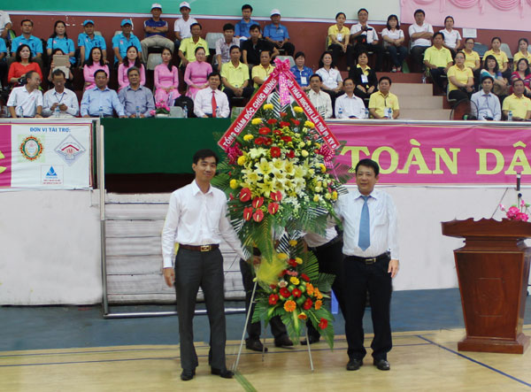 Đồng chí Nguyễn Văn Lý - Phó Tổng Giám đốc NHCSXH chúc mừng Ban tổ chức Hội thao khu vực VIII