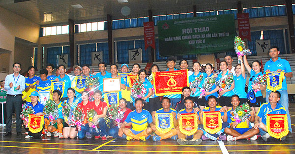 Phó Tổng giám đốc Nguyễn Đức Hải (ngoài cùng bên trái) chúc mừng NHCSXH tỉnh Quảng Nam đạt giải Nhất toàn đoàn tại Hội thao khu vực V