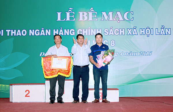 Phó Tổng giám đốc Nguyễn Văn Lý trao giải Nhất toàn đoàn Hội thao khu vực VIII cho NHCSXH tỉnh Cà Mau