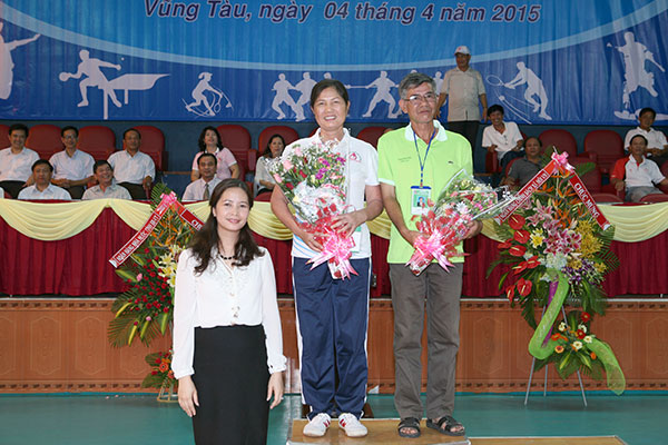 Phó Tổng giám đốc Trần Lan Phương (bên trái) chúc mừng vận động viên cao tuổi tham gia Hội thao khu vực VII