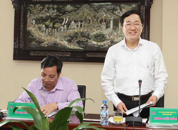 Đồng chí Dương Quyết Thắng, Ủy viên HĐQT - Tổng giám đốc báo cáo kết quả hoạt động NHCSXH trong quý I/2015