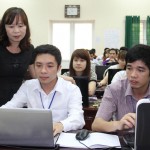 Phó giám đốc Lại Thị Tuyết (người đứng) trực tiếp đi kiểm tra cơ sở vật chất phục vụ chương trình đào tạo cho cán bộ NHCSXH