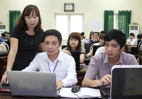Phó giám đốc Lại Thị Tuyết (người đứng) trực tiếp đi kiểm tra cơ sở vật chất phục vụ chương trình đào tạo cho cán bộ NHCSXH