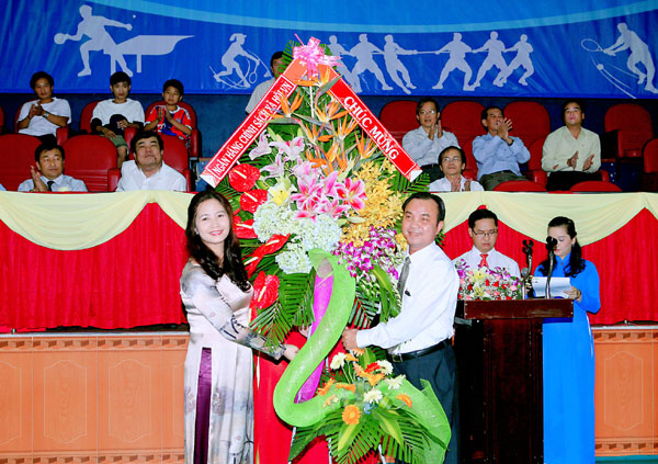 Đồng chí Trần Lan Phương (bên trái) - Phó Tổng Giám đốc NHCSXH chúc mừng Ban tổ chức Hội thao khu vực VII