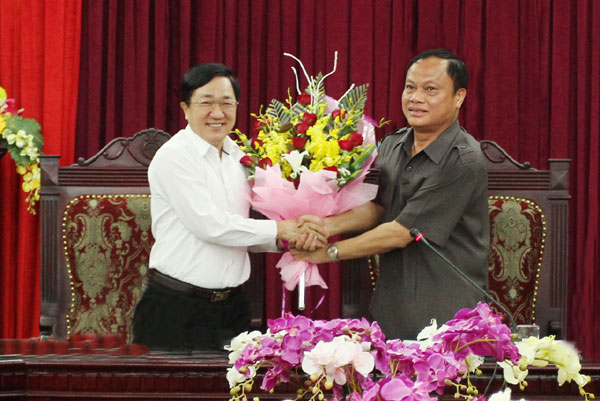 Tổng giám đốc Dương Quyết Thắng (bên trái) chúc mừng đồng chí Nguyễn Văn Du nhận nhiệm vụ Bí thư Tỉnh ủy Bắc Kạn