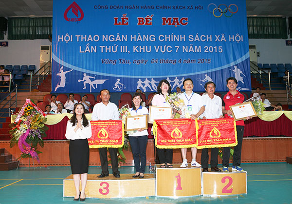 Tại khu vực VII, Phó Tổng giám đốc Trần Lan Phương đã trao giải Nhất, Nhì, Ba toàn đoàn cho NHCSXH TP. Hồ Chí Minh, Tây Ninh và Tiền Giang