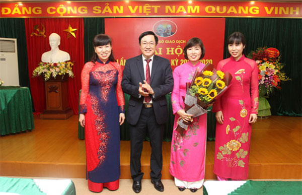 Đồng chí Dương Quyết Thắng chúc mừng Ban Chi ủy Chi bộ Sở giao dịch nhiệm kỳ 2015 - 2020