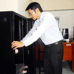Trần Văn Đạt kiểm tra hoạt động hệ thống máy chủ tại đơn vị