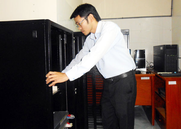 Trần Văn Đạt kiểm tra hoạt động hệ thống máy chủ tại đơn vị