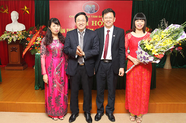 Đồng chí Dương Quyết Thắng (thứ 3 từ phải qua) chúc mừng Ban Chi ủy Chi bộ Trung tâm Đào tạo nhiệm kỳ 2015 - 2020