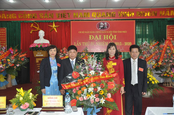 Đồng chí Phạm Thị Hồng Thủy - Bí thư Đảng ủy Khối Doanh nghiệp tỉnh (áo đỏ bên phải) tặng hoa chúc mừng Đại hội