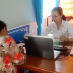 Nguyễn Thị Mỹ Duyên đang thực hiện giao dịch với khách hàng