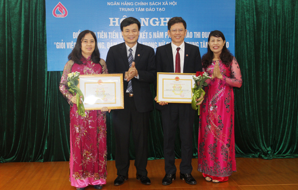 Bằng khen của Thống đốc NHNN được trao cho 2 cá nhân thuộc Trung tâm Đào tạo đã có thành tích xuất sắc, góp phần hoàn thành nhiệm vụ của ngành Ngân hàng năm 2012 - 2013