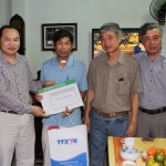 Chủ tịch Công đoàn Hội sở chính NHCSXH Phan Cử Nhân (ngoài cùng, bên trái) và Tổng Biên tập Báo Tin tức Nguyễn Quang Vinh (thứ 2 từ phải sang) trao quà cho ông Nguyễn Bá Tứ