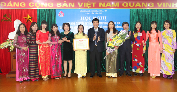 Tập thể nữ công đoàn cơ sở Trung tâm Đào tạo vinh dự nhận Bằng khen của BCH Công đoàn Ngân hàng Việt Nam