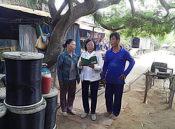 Là Tổ trưởng Tổ tiết kiệm và vay vốn, lại là một Phó trưởng ấp, chị Nguyễn Thị Phện (giữa) luôn gần gũi với bà con nhân dân