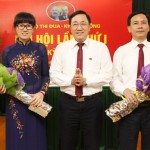 Đồng chí Dương Quyết Thắng chúc mừng các đồng chí được Đại hội bầu là Bí thư, Phó bí thư Chi bộ Thi đua - khen thưởng