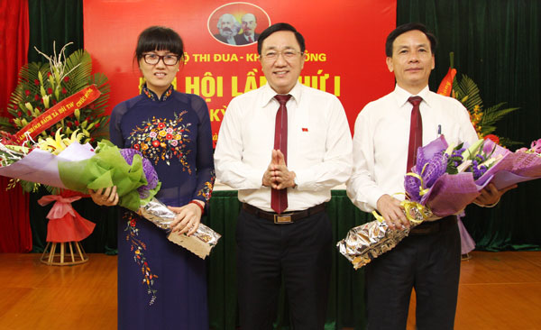 Đồng chí Dương Quyết Thắng chúc mừng các đồng chí được Đại hội bầu là Bí thư, Phó bí thư Chi bộ Thi đua - khen thưởng
