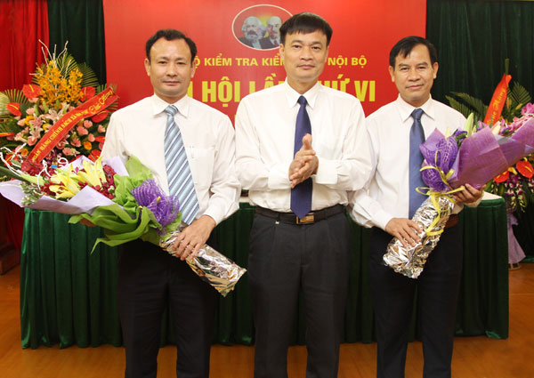 Đồng chí Bùi Quang Vinh (giữa), Ủy viên Ban thường vụ Đảng ủy NHCSXH TW - Phó Tổng giám đốc chúc mừng các đồng chí được Đại hội bầu là Bí thư, Phó bí thư Chi bộ Kiểm tra, kiểm soát nội bộ, nhiệm kỳ 2015 - 2017