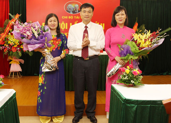 Đồng chí Bùi Quang Vinh chúc mừng các đồng chí được Đại hội bầu là Bí thư, Phó bí thư Chi bộ Tài vụ, nhiệm kỳ 2015 - 2017