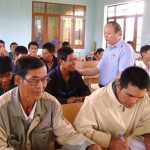 Phó Chủ tịch HĐDT Giàng A Chu (người đứng) tham gia giám sát công tác đào tạo nghề cho lao động nông thôn vùng ĐBDTTS tại tỉnh Đắk Lắk