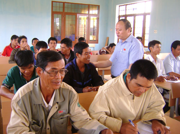 Phó Chủ tịch HĐDT Giàng A Chu (người đứng) tham gia giám sát công tác đào tạo nghề cho lao động nông thôn vùng ĐBDTTS tại tỉnh Đắk Lắk