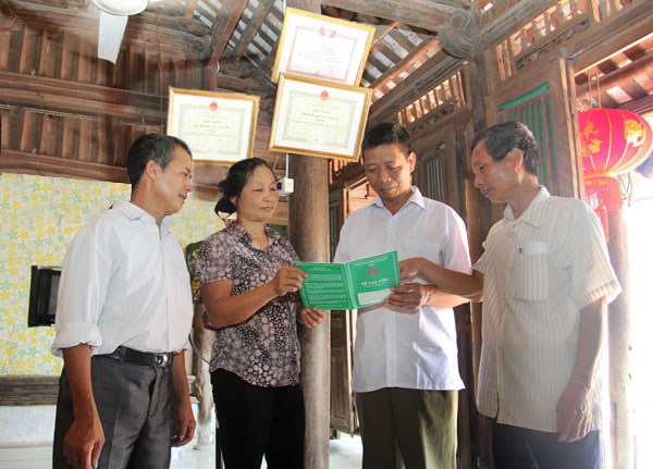 Phó Chủ tịch Hội Nông dân xã Mão Điền Nguyễn Xuân Hiểu (thứ 2 bên phải) kiểm tra vốn vay ưu đãi tại hộ vay Cao Văn Vát