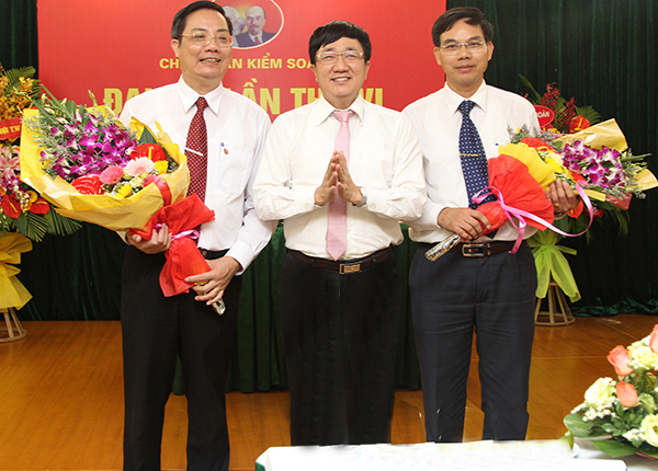 Đồng chí Dương Quyết Thắng chúc mừng các đồng chí được Đại hội bầu là Bí thư, Phó Bí thư Chi bộ Ban Kiểm soát, nhiệm kỳ 2015 - 2017