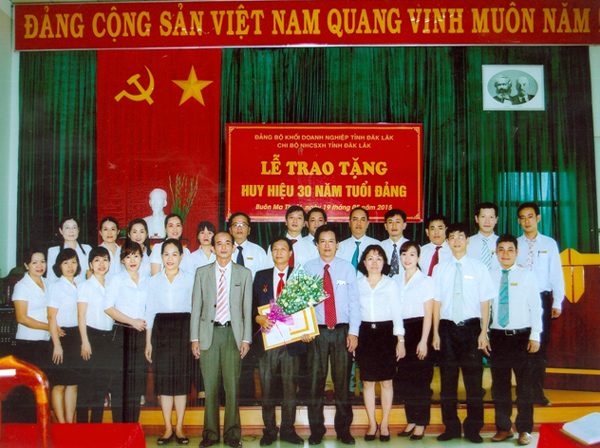 Lãnh đạo Đảng ủy Khối Doanh nghiệp tỉnh và toàn thể cán bộ, đảng viên trong Chi bộ chúc mừng đồng chí Lê Quang Tuyến