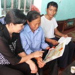 Bà Nguyễn Thị Đắc tự hào giới thiệu thành tích học tập của các con với chị Vũ Thị Tập (ngoài cùng bên trái)