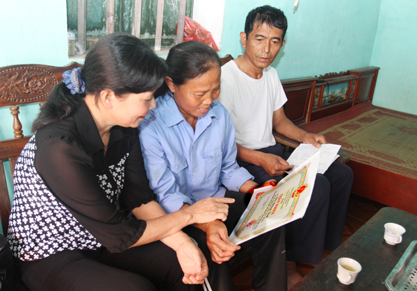 Bà Nguyễn Thị Đắc tự hào giới thiệu thành tích học tập của các con với chị Vũ Thị Tập (ngoài cùng bên trái)