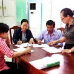 Giám đốc Phạm Thị Đường (ngoài cùng bên phải) đang hướng dẫn nghiệp vụ cho các Tổ trưởng Tổ tiết kiệm và vay vốn