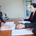 Chủ tịch Hội CCB xã Phù Lưu Phan Thị Tứ (trái) đang trao đổi nghiệp vụ với cán bộ NHCSXH và Tổ trưởng Tổ tiết kiệm và vay vốn