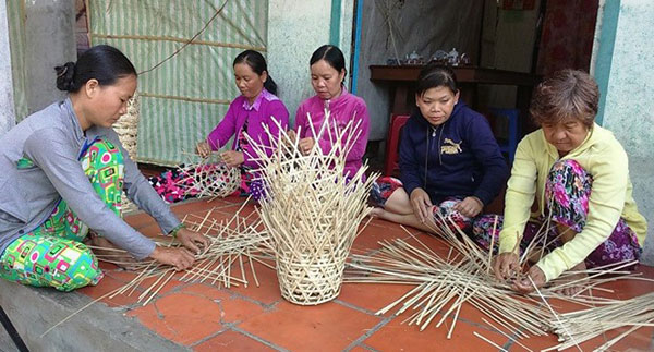 Nhờ tham gia Tổ Hợp tác đan giỏ bội Tân Long A, nhiều hội viên phụ nữ đã thoát nghèo