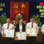 Lãnh đạo NHCSXH tỉnh Bình Thuận trao Bằng khen cho các tập thể, cá nhân có thành tích xuất sắc