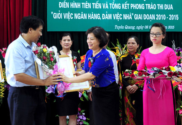 Đồng chí Vũ Thị Bích Việt chúc mừng các CBVC của NHCSXH tỉnh Tuyên Quang đạt thành tích xuất sắc trong giai đoạn 2010 - 2015