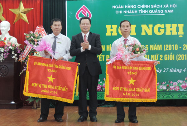Phó Chủ tịch UBND tỉnh Quảng Nam Lê Văn Thanh chúc mừng các đơn vị trong chi nhánh hoàn thành xuất sắc nhiệm vụ được giao thời gian qua