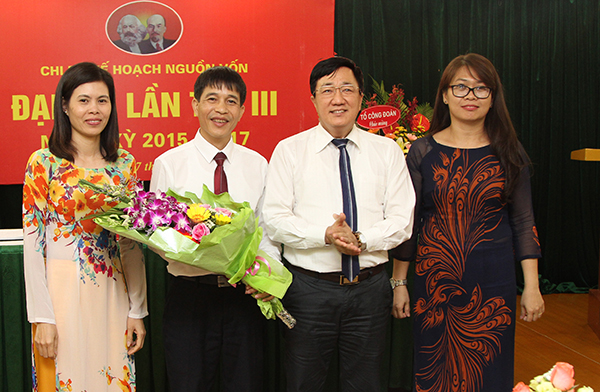 Đồng chí Dương Quyết Thắng (thứ 2 từ phải sang) chúc mừng các đồng chí được Đại hội bầu vào Ban Chi ủy Chi bộ Kế hoạch nguồn vốn, nhiệm kỳ 2015 - 2017