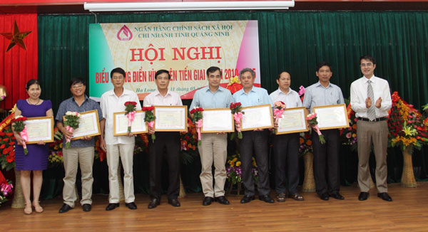 Lãnh đạo NHCSXH chúc mừng các tập thể, cá nhân đạt thành tích xuất sắc trong phong trào thi đua yêu nước chi nhánh tỉnh Quảng Ninh giai đoạn 2010 - 2015