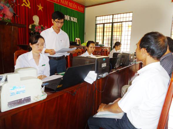 Nguyễn Sỹ Cường (người đứng) trong một phiên giao dịch tại xã