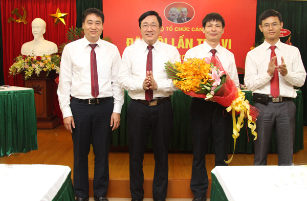 Đồng chí Dương Quyết Thắng chúc mừng Ban Chi ủy Chi bộ Tổ chức cán bộ, nhiệm kỳ 2015 - 2017