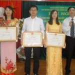 Lãnh đạo NHCSXH tỉnh Cao Bằng trao tặng các phần thưởng của UBND tỉnh và NHCSXH cho các tập thể, cá nhân hoàn thành xuất sắc nhiệm vụ năm 2014