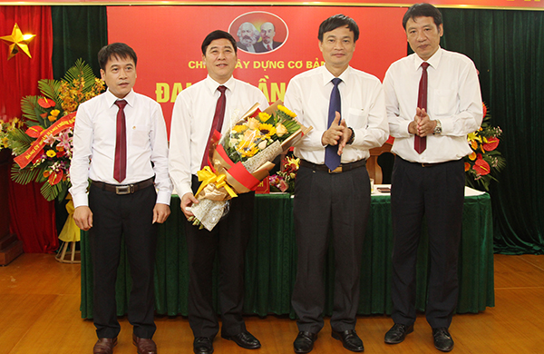 Đồng chí Bùi Quang Vinh (thứ 2 bên phải), Ủy viên Ban thường vụ Đảng ủy NHCSXH TW - Phó Tổng giám đốc chúc mừng Ban Chi ủy Chi bộ Xây dựng cơ bản, nhiệm kỳ 2015 - 2017