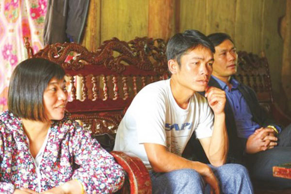 Sín Văn Cương (giữa) không làm Phó Chủ tịch Hội Nông dân để lo làm kinh tế gia đình