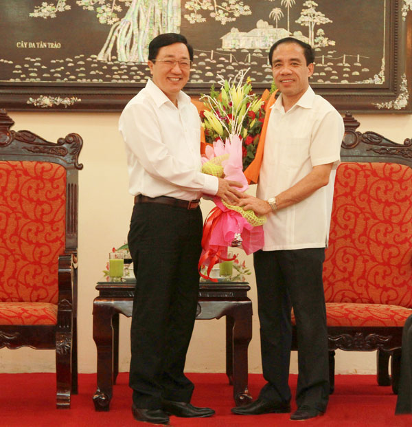 Tổng Giám đốc Dương Quyết Thắng (bên trái) chúc mừng đồng chí Chẩu Văn Lâm nhận nhiệm vụ Bí thư Tỉnh ủy Tuyên Quang