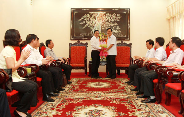 Tổng Giám đốc Dương Quyết Thắng (bên trái) chúc mừng đồng chí Phạm Minh Huấn