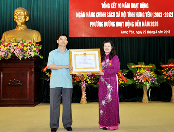 Trong suốt thời gian công tác, nữ Giám đốc Nguyễn Thị Liên vinh dự được nhận nhiều phần thưởng do Đảng, Nhà nước trao tặng (Trong ảnh: Chị Liên vinh dự đón nhận Huân chương Lao động hạng Ba của Chủ tịch nước trao tặng)
