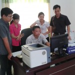 Anh Nguyễn Bình Nam (ngoài cùng bên phải) đang trao đổi nghiệp vụ với các đồng nghiệp trong đơn vị